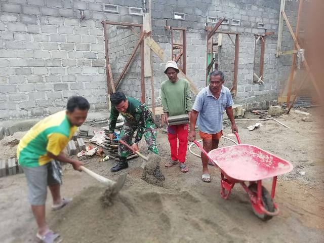 Sertu Solikhin Bantu Pembuatan Rumah Warga di Desa Pesikian