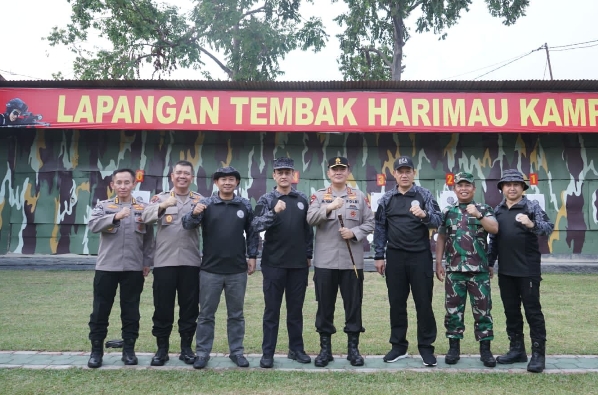 Kepala BNN RI Komjen Petrus Golose Sempatkan Latihan Menembak di Mako Brimob Pada Kunjungan Kerjanya ke Riau