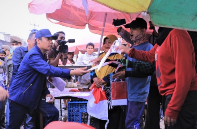 Pj Wali Kota Sebar Bendera Merah Putih ke Pedagang Jalan Agus Salim