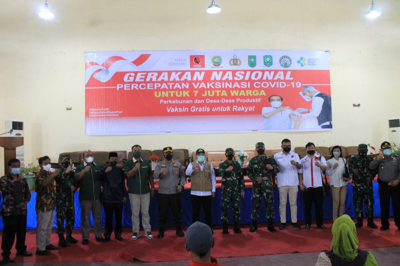 Korem 031/Wira Bima bersama Projo Riau dan Gapki Riau, Suntikkan 5000 Dosis Vaksin Di Desa  Sam-sam