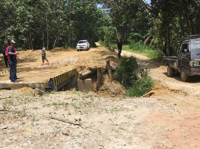 Jembatan Desa Sibabat Tak Bisa Dilalui, Kondisi Jalan 3 KM Rusak Berat 