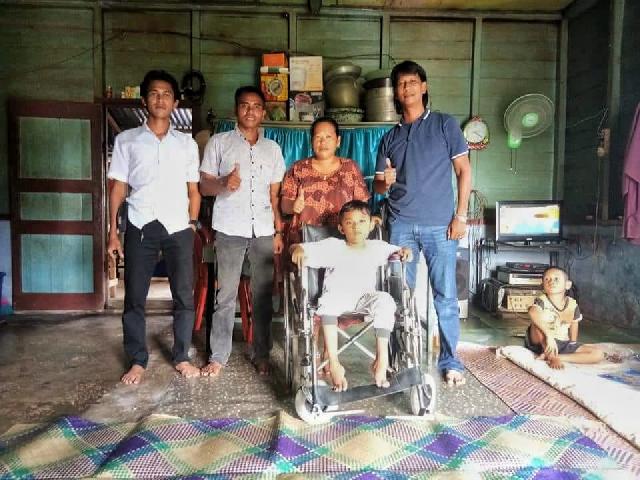 Dedi Yuhara Lubis Serahkan Bantuan Kursi Roda Pada Denis Pratama Penderita Penyakit DMD.