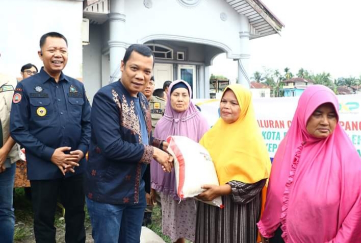 Pj Wali Kota Pekanbaru, Salurkan Langsung CPPD Bagi Warga Terdampak Banjir