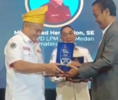 Ketua LPM Kota Pekanbaru Terima Penghargaan  Ketua LPM Kabupaten/Kota Teraktif Se Indonesia