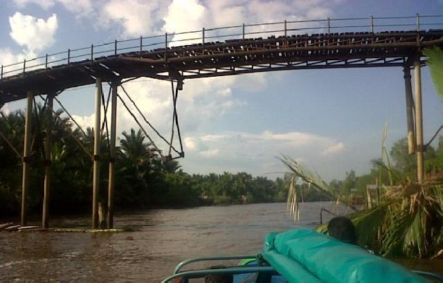 Dua Tiang Penyangga Patah, Kondisi Jembatan Teluklanjuut di Inhil Memprihatinkan
