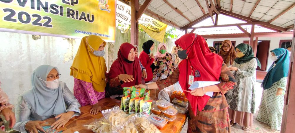 Dorong Ekonomi Keluarga, Kadis DP3AP2KB Riau Buka Bazar Industri Rumahan