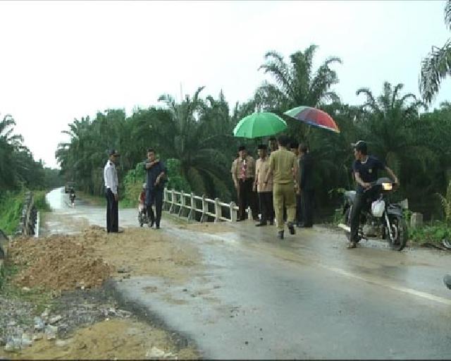 Wabup Rohul Tinjau Kondisi Jembatan Amblas Akibat Diterjang Banjir