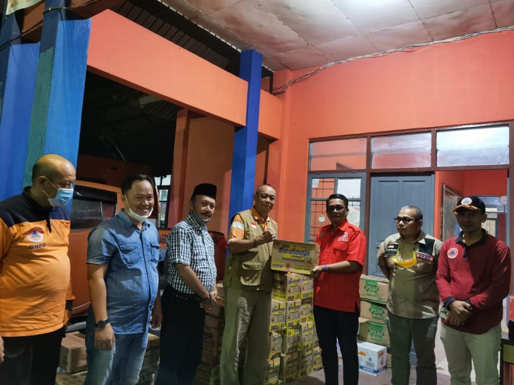 BPBD Riau Serahkan Bantuan Logistik untuk Suku Laut Korban Gelombang Pasang