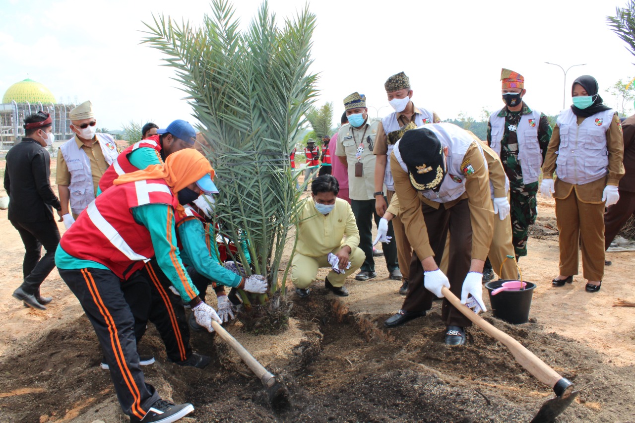 Memperingati Hari Jadi Kota Pekanbaru Ke-237, Forkopimda kota Pekanbaru Lakukan Penanaman Pohon Kurma