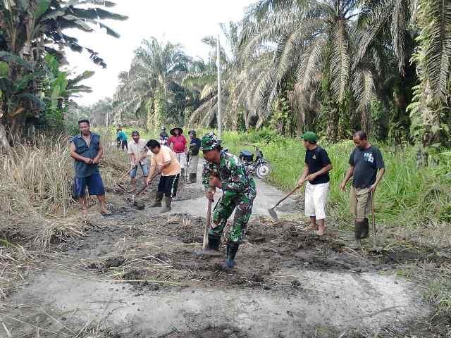 Koramil 04 Mandau Bersama Masyarakat melakukan Kegiatan Karya Bhakti di Desa Bumbung Wilayah