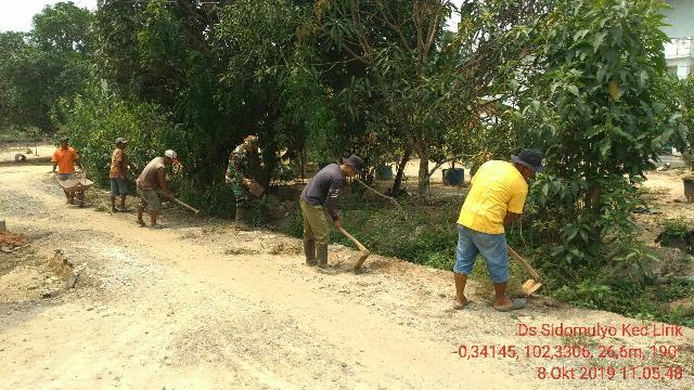 Serda Suharjo Kerja Bhakti Dengan Warga Bersihkan Parit Musholla di Desa Sidomulyo