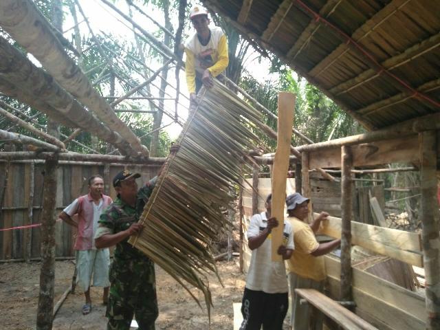 Koptu Juanda Bantu Buat Rumah Milik Pak Tiyus di Desa Koto Cerenti