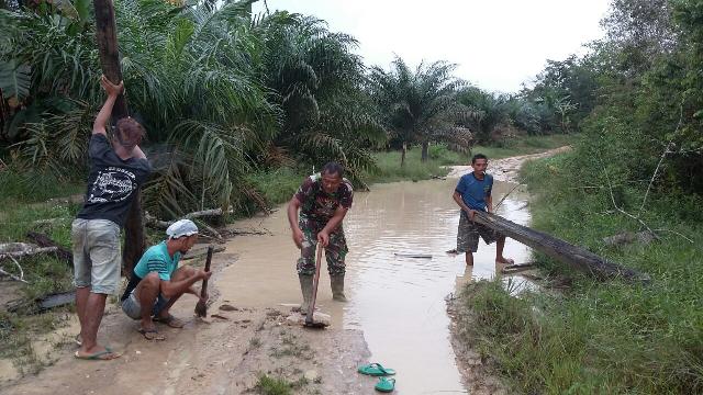 Serda Pirman Bantu Masyarakat Desa Pulau Jambu Perbaiki Jalan Yang Rusak Akibat Banjir