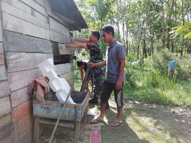 Sertu Solikhin Bantu Perbaiki Dapur Warga di Desa Pesikaian