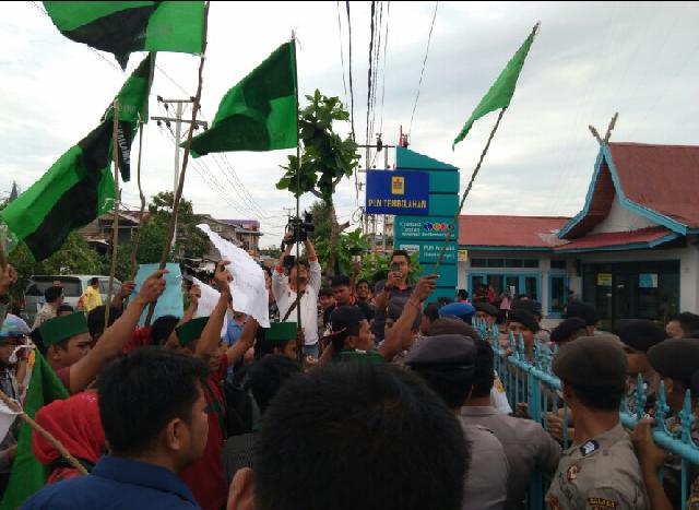HMI Cabang Tembilahan Lakukan Demonstrasi ke PLN Rayon Tembilahan