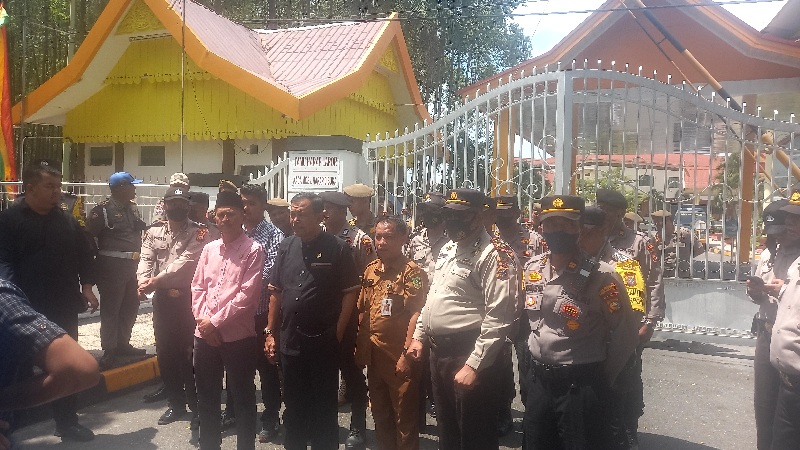 Puluhan Massa Datangi DPRD Riau, Ini Permintaan Mereka Dihadapan Zulkifli Indra SH