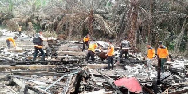 Pemkab Inhil Serahkan Bantuan untuk Ponpes Anwaru Ulum Pasca Terbakar