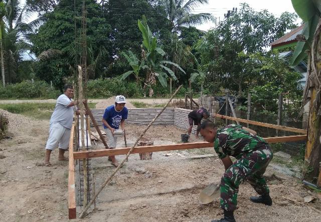 Serda Indra Jalil Bantu Pembuatan Rumah Warga di Desa Kampung Baru Cerenti