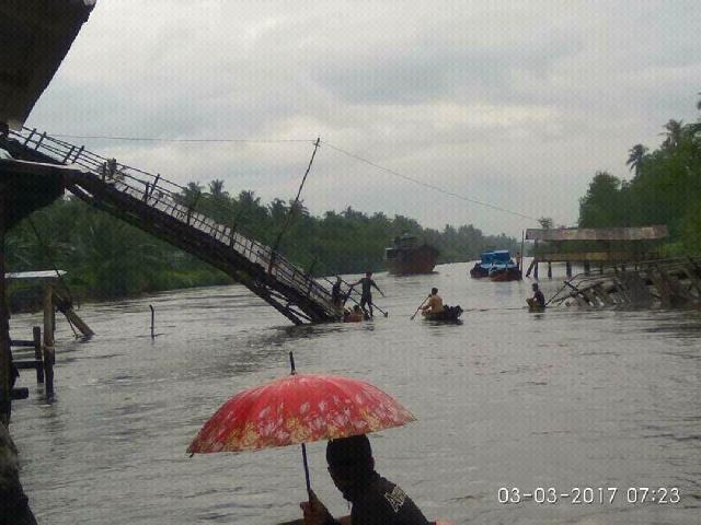 Jembatan di Saka Jalan Ambruk, 1 Siswa Ikut Terjun Bebas Kesunggai
