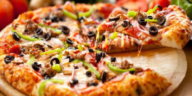 5 Bahaya Kesehatan yang Tersembunyi di Dalam Sepotong Pizza
