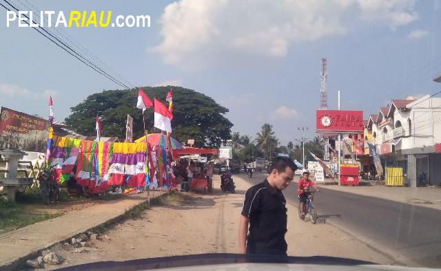 Penjual Bendera di Inhu Raup Untung Jelang HUT RI, Ini Lapaknya
