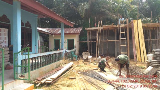 Babinsa Serda Rubiyanto Goro Bangun Tempat Berwuduk di Desa Sidomulyo