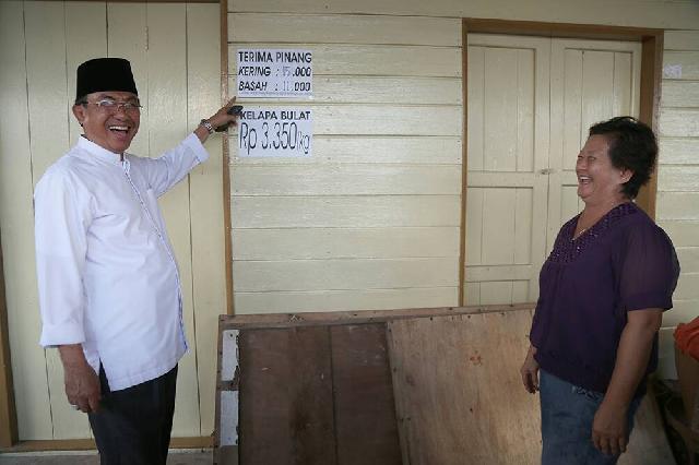 Kunker ke Daerah, HM Wardan Tinjau Harga Buah Pinang dan Kelapa