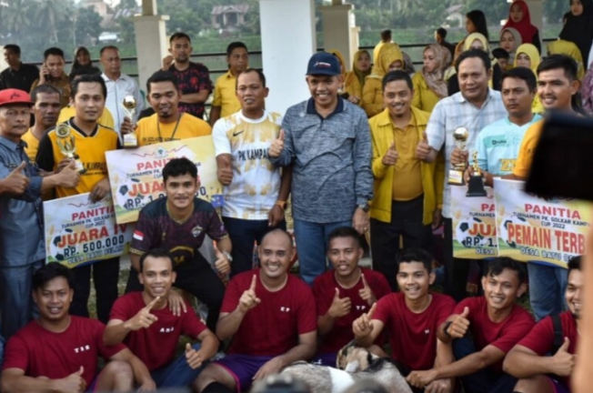 Pj Bupati Kampar Tutup Turnamen Piala PK Golkar Kampar Cup Di Desa Batu Belah