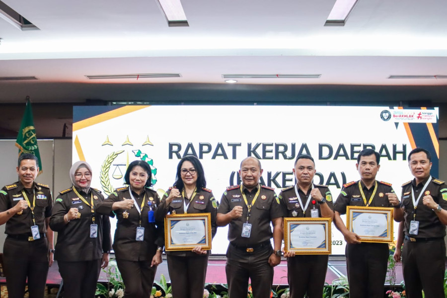Wakajati Riau Berikan Piagam Penghargaan, Kepada Kejari Terbaik Pada Rakerda  Tahun 2023