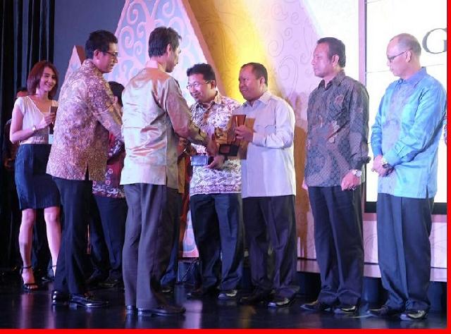 Bupati Irwan Raih 2 Award Sindo Weekly 