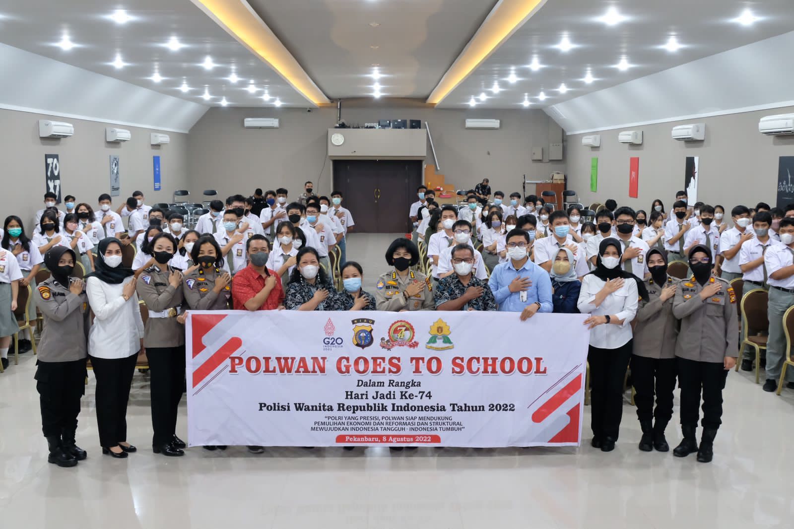 Polwan Goes To School Ajak Pelajar Cerdas Bermedia Sosial