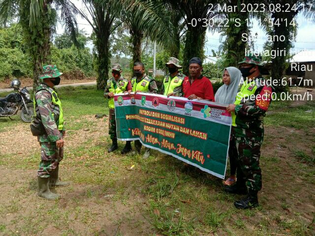 Cegah Karhutla, Personil Koramil 05/Peranap Rutin Laksanakan Patroli dan Sosialisasi di Desa Sencano Jaya