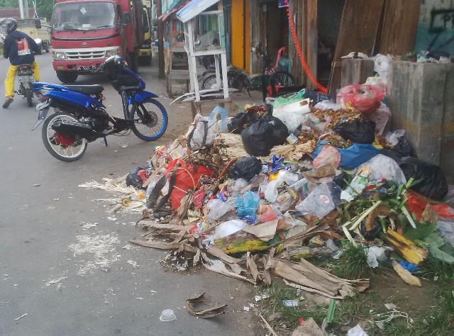 Tumpukkan Sampah Hantui Kota Rengat