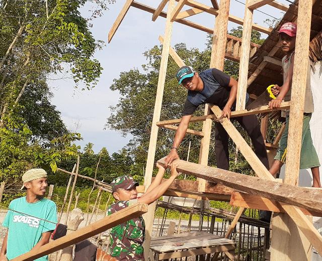Sertu Efison Bantu Pembuatan Rumah Warga di Desa Pulau Sipan