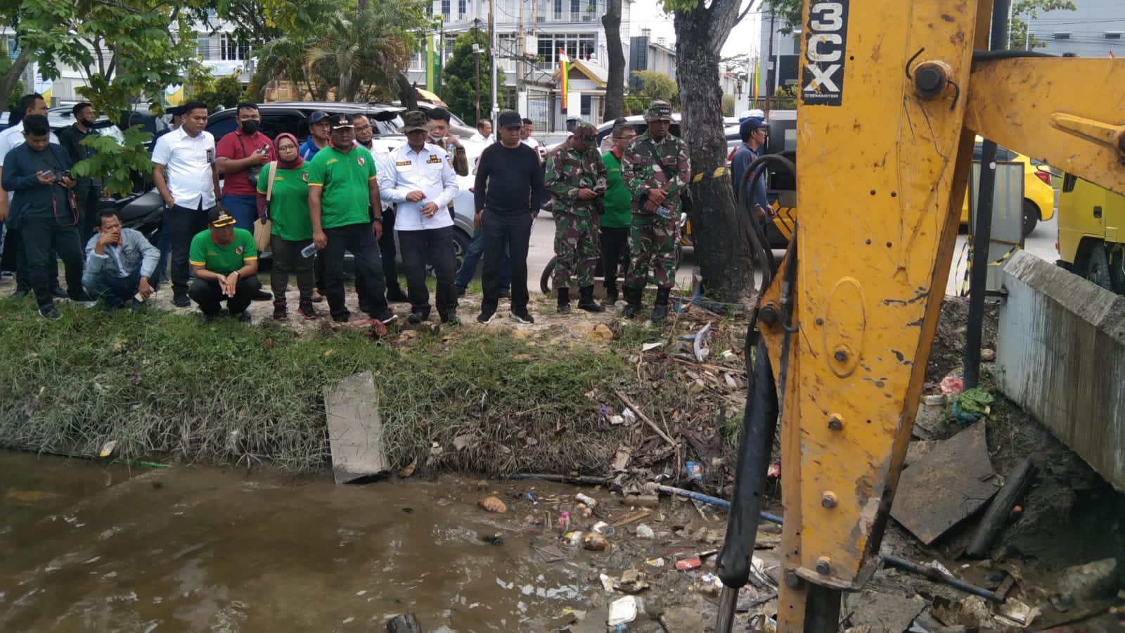 Pembongkaran Drainase Terus  Berlanjut, Minggu Depan PUPR Kota Pekanbaru Sasar Sejumlah Titik di Jalan Soebrantas