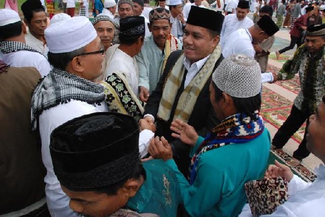 Shalat Idul Adha di Kuala Cenaku, Bupati Inhu Sumbangkan Satu Ekor Sapi