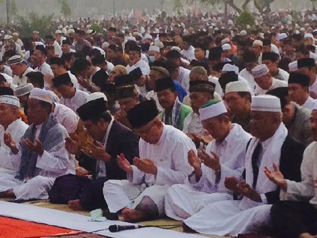 Plt Gubernur Riau Shalat Id Di Masjid Agung
