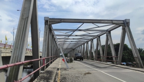Tiang Atas Jembatan Siak II Rusak, Diduga Tertabrak Alat Berat