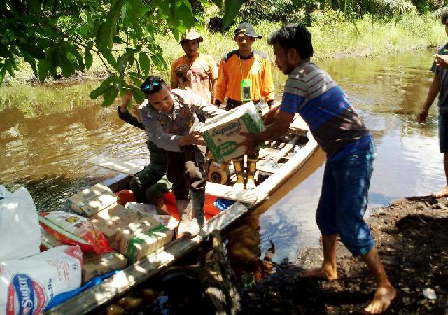 Sentuh Korban Banjir, Bhabinkantibmas Inhu Naik Pompong 2 Jam