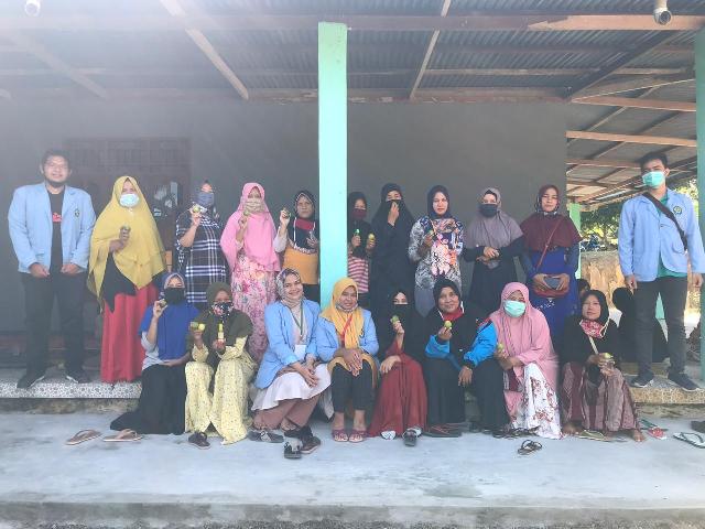Luar Biasa Aksi Tim Kukerta Relawan Covid-19 Desa Makmur Berikan Edukasi Pembuatan Hand Sanitizer