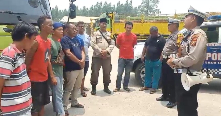 Personil Polsek Tualang Sampaikan Himbauan Pencegahan Pungli Kepada Supir Truck