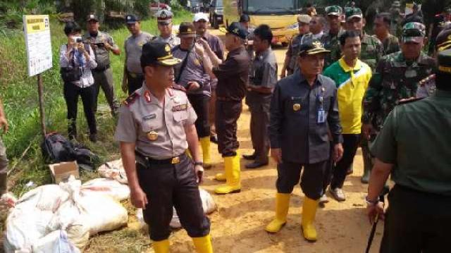 Bupati Harris Dampingi Kapolda dan Plt. Gubri Riau Tinjau Pembuatan Canal Blocking