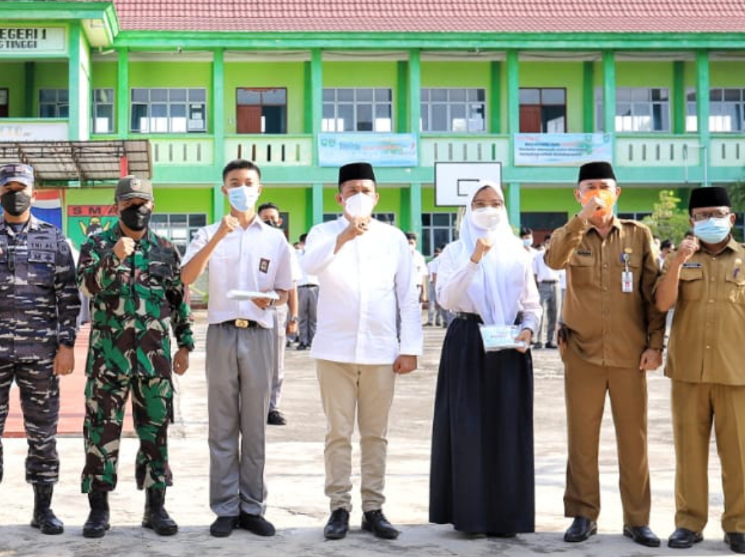 Bupati Meranti HM Adil SH Buka Kegiatan Vaksinasi di SMA Negeri 1 Tebingtinggi