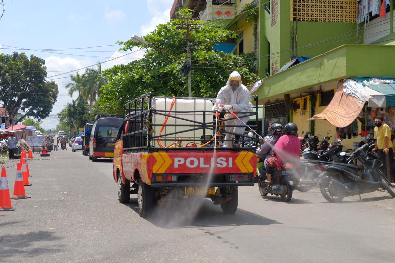 Polda Riau Bersama Forkopimda Lakukan Disinfektan Skala Besar di Ruas Jalan