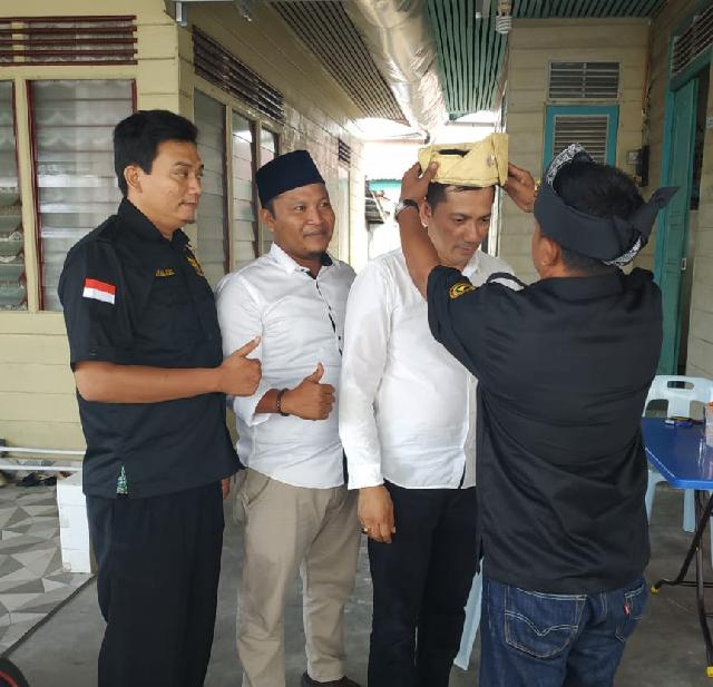 Anggota DPRD Riau H Muhammad Adil SH di Sematkan Tanjak Oleh Panglima Gagak Hitam Meranti
