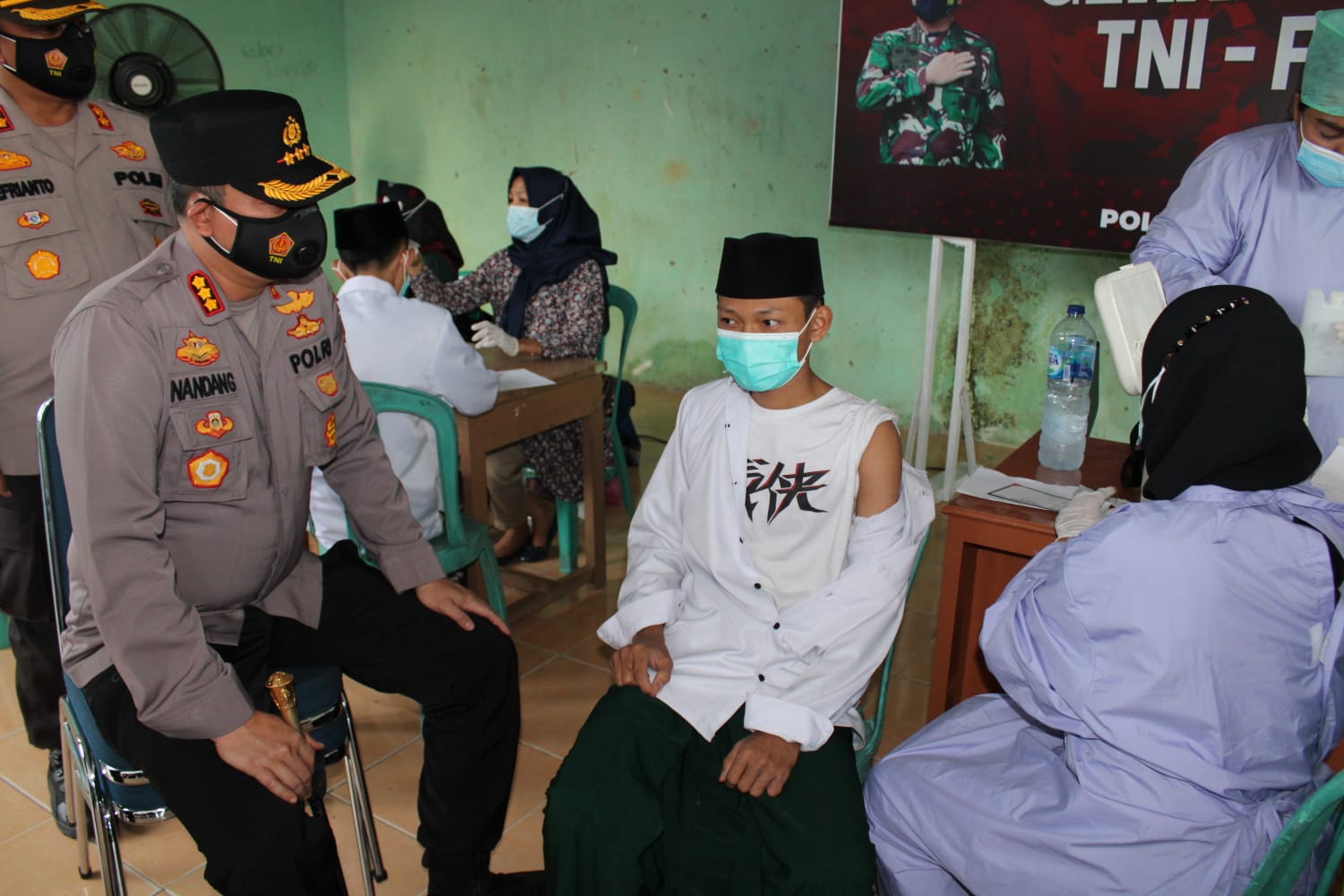 Polresta Pekanbaru Gelar Gerai Vaksin untuk kelompok rentan penularan covid 19 di Ponpes Nurul Huda
