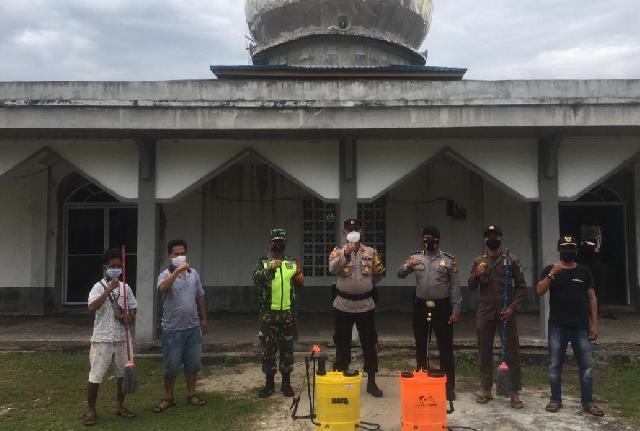 Tim Gabungan Semprot Disinfektan Ke Fasos dan Fasum di Tanjung Peranap