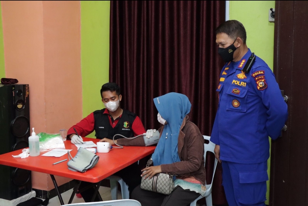 Dir Polairud Polda Riau Tinjau Vaksinasi di Alahair Timur