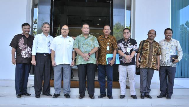 Bupati Inhu Sampaikan LKPD 2015 ke BPK RI Perwakilan Riau