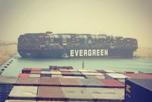 Terusan Suez Macet, Kapal Raksasa Tersangkut Akibatkan Harga Minyak Dunia Naik